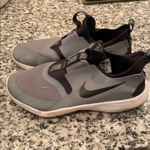 NIKE RUNNING SHOES SIZE 4.5Y